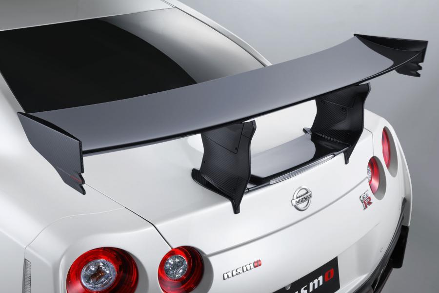 Детали интерьера Nissan GT-R Nismo N Attack Package 2017 года  (фото 2 из 10)